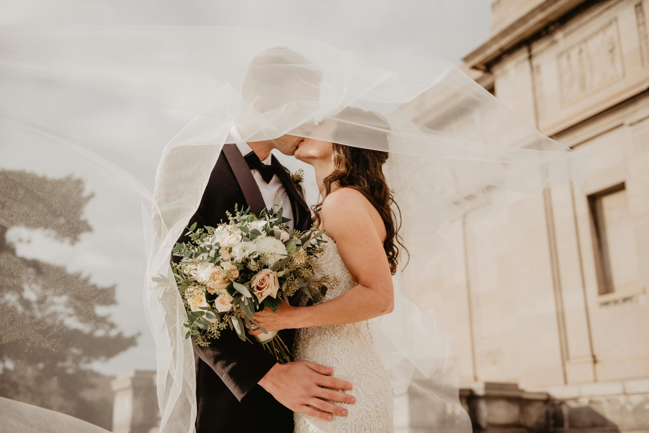 Hochzeitspaar, dass ihre freie Trauung individuell feiert
